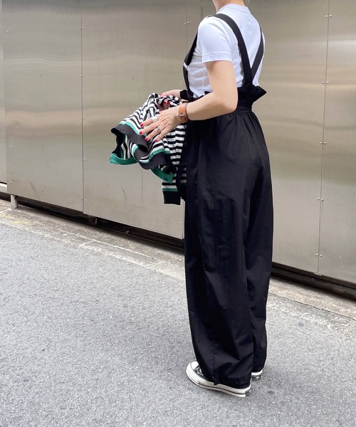 ISOOK（アイスー）の「ウエストギャザーマルチウェイサロペット (comochi original) / サスペンダー付き サロペットパンツ ナイロンパンツ パラシュートパンツ フリル（サロペット/オーバーオール・レディース・ベージュ/ブラック・FREE）」の5枚目の写真