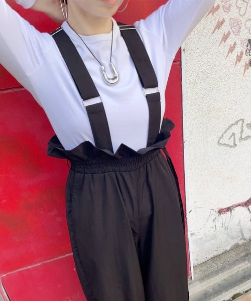 ISOOK（アイスー）の「ウエストギャザーマルチウェイサロペット (comochi original) / サスペンダー付き サロペットパンツ ナイロンパンツ パラシュートパンツ フリル（サロペット/オーバーオール・レディース・ベージュ/ブラック・FREE）」の6枚目の写真