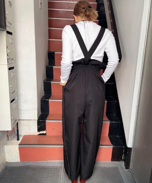 ISOOK（アイスー）の「ウエストギャザーマルチウェイサロペット (comochi original) / サスペンダー付き サロペットパンツ ナイロンパンツ パラシュートパンツ フリル（サロペット/オーバーオール・レディース・ベージュ/ブラック・FREE）」の8枚目の写真