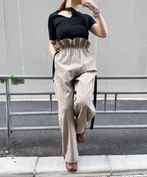 ISOOK（アイスー）の「ウエストギャザーマルチウェイサロペット (comochi original) / サスペンダー付き サロペットパンツ ナイロンパンツ パラシュートパンツ フリル（サロペット/オーバーオール・レディース・ベージュ/ブラック・FREE）」の19枚目の写真