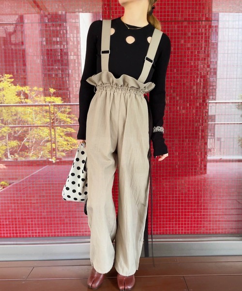 ISOOK（アイスー）の「ウエストギャザーマルチウェイサロペット (comochi original) / サスペンダー付き サロペットパンツ ナイロンパンツ パラシュートパンツ フリル（サロペット/オーバーオール・レディース・ベージュ/ブラック・FREE）」の20枚目の写真