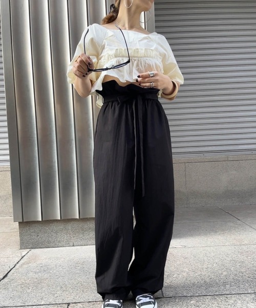 ISOOK（アイスー）の「ウエストギャザーマルチウェイサロペット (comochi original) / サスペンダー付き サロペットパンツ ナイロンパンツ パラシュートパンツ フリル（サロペット/オーバーオール・レディース・ベージュ/ブラック・FREE）」の21枚目の写真