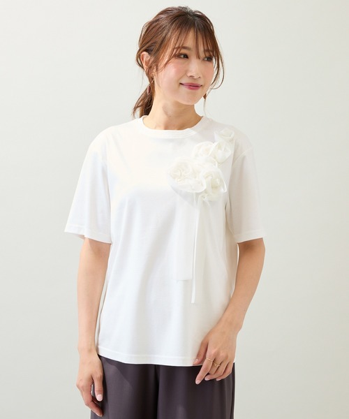 Rose Tiara(ローズティアラ)の「【接触冷感/綿100%/手洗いOK】巻きバラ刺繍カットソー(Tシャツ/カットソー・レディース・オフホワイト/ブラック・38/42/46)」の2枚目の写真