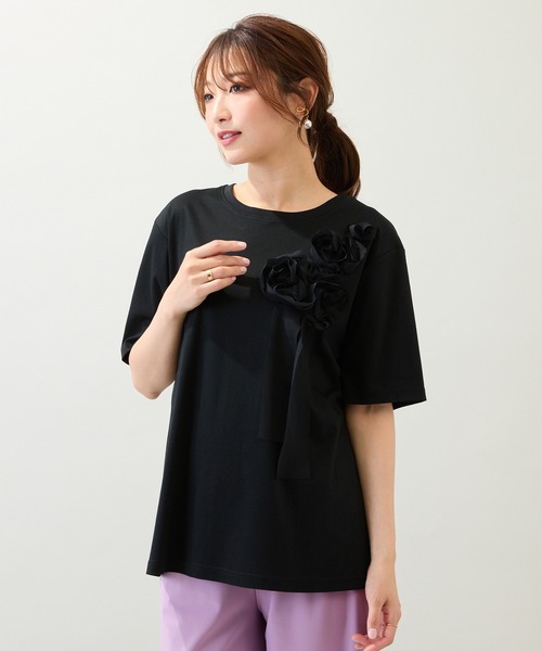 Rose Tiara(ローズティアラ)の「【接触冷感/綿100%/手洗いOK】巻きバラ刺繍カットソー(Tシャツ/カットソー・レディース・オフホワイト/ブラック・38/42/46)」の1枚目の写真
