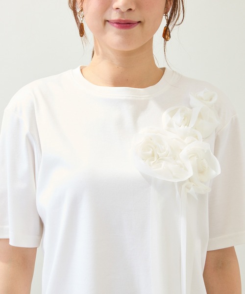 Rose Tiara(ローズティアラ)の「【接触冷感/綿100%/手洗いOK】巻きバラ刺繍カットソー(Tシャツ/カットソー・レディース・オフホワイト/ブラック・38/42/46)」の4枚目の写真