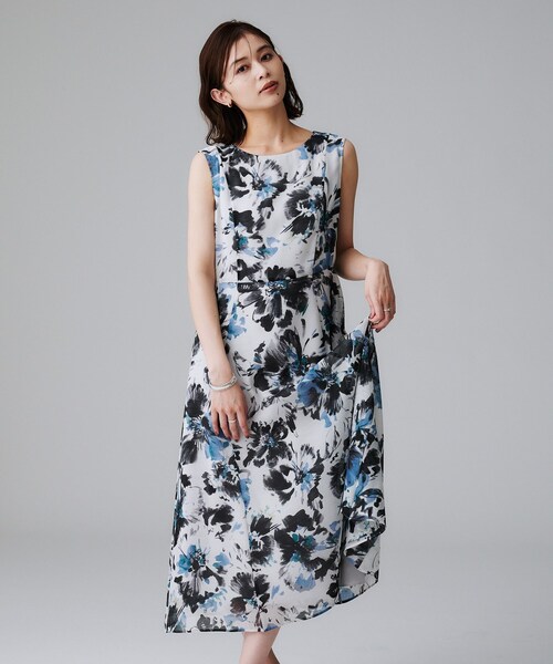 UNTITLED(アンタイトル)の「【シアー/エレガント/花柄/夏ワンピ】ペイントフラワーワンピース(ワンピース・レディース・ブルー系/ピンク系・44/46/48/50/42/00/01/02/03/04)」の2枚目の写真