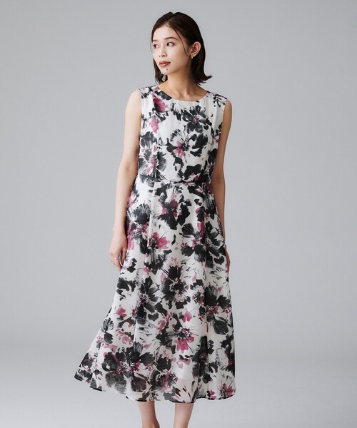 UNTITLED(アンタイトル)の「【シアー/エレガント/花柄/夏ワンピ】ペイントフラワーワンピース(ワンピース・レディース・ブルー系/ピンク系・44/46/48/50/42/00/01/02/03/04)」の4枚目の写真