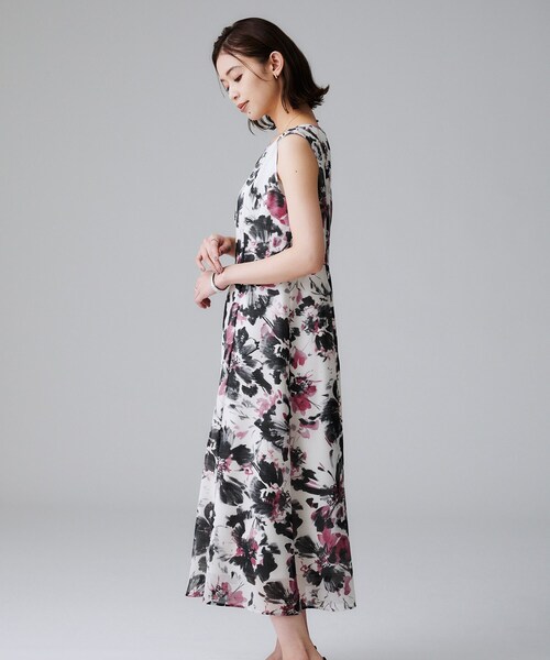 UNTITLED(アンタイトル)の「【シアー/エレガント/花柄/夏ワンピ】ペイントフラワーワンピース(ワンピース・レディース・ブルー系/ピンク系・44/46/48/50/42/00/01/02/03/04)」の5枚目の写真