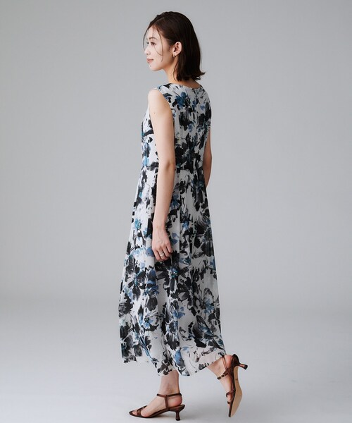 UNTITLED(アンタイトル)の「【シアー/エレガント/花柄/夏ワンピ】ペイントフラワーワンピース(ワンピース・レディース・ブルー系/ピンク系・44/46/48/50/42/00/01/02/03/04)」の10枚目の写真