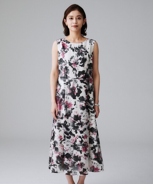 UNTITLED(アンタイトル)の「【シアー/エレガント/花柄/夏ワンピ】ペイントフラワーワンピース(ワンピース・レディース・ブルー系/ピンク系・44/46/48/50/42/00/01/02/03/04)」の12枚目の写真