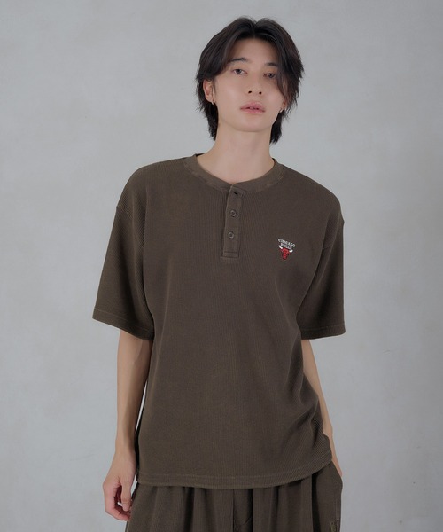Perushu(ペルーシュ)の「Perushu/NBA ワッフルヘンリーネックTシャツ(Tシャツ/カットソー・メンズ・ボルドー/ネイビー/ブラウン/ブラック・SMALL/MEDIUM/LARGE)」の2枚目の写真