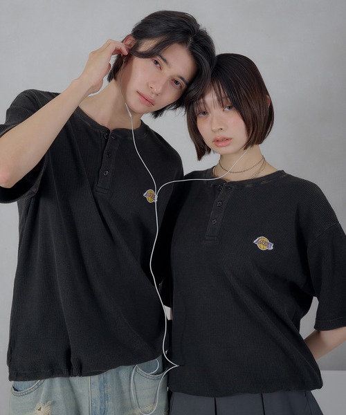 Perushu(ペルーシュ)の「Perushu/NBA ワッフルヘンリーネックTシャツ(Tシャツ/カットソー・メンズ・ボルドー/ネイビー/ブラウン/ブラック・SMALL/MEDIUM/LARGE)」の1枚目の写真