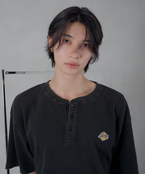 Perushu(ペルーシュ)の「Perushu/NBA ワッフルヘンリーネックTシャツ(Tシャツ/カットソー・メンズ・ボルドー/ネイビー/ブラウン/ブラック・SMALL/MEDIUM/LARGE)」の8枚目の写真