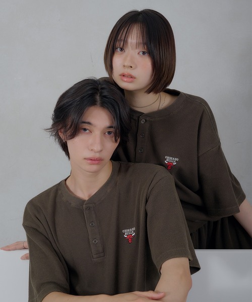 Perushu(ペルーシュ)の「Perushu/NBA ワッフルヘンリーネックTシャツ(Tシャツ/カットソー・メンズ・ボルドー/ネイビー/ブラウン/ブラック・SMALL/MEDIUM/LARGE)」の21枚目の写真