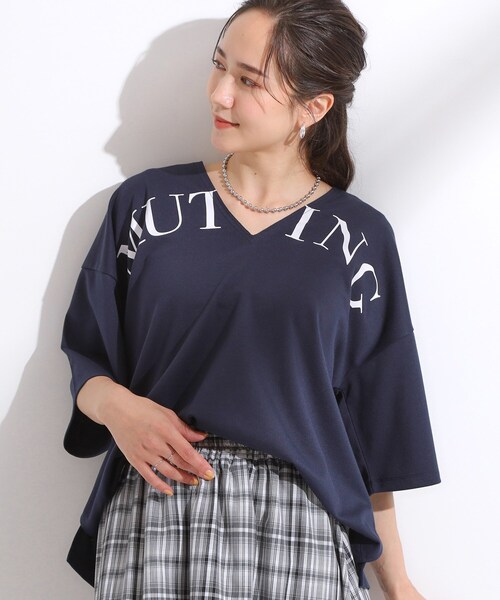 Cutie Blonde(キューティーブロンド)の「【洗える】Vネックですっきり見え ロゴトップス(Tシャツ/カットソー・レディース・ライトグレー/ネイビー/レッド系1・00)」の2枚目の写真