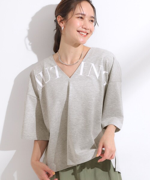 Cutie Blonde(キューティーブロンド)の「【洗える】Vネックですっきり見え ロゴトップス(Tシャツ/カットソー・レディース・ライトグレー/ネイビー/レッド系1・00)」の1枚目の写真