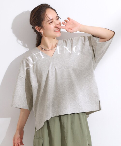 Cutie Blonde(キューティーブロンド)の「【洗える】Vネックですっきり見え ロゴトップス(Tシャツ/カットソー・レディース・ライトグレー/ネイビー/レッド系1・00)」の4枚目の写真