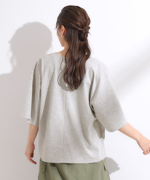 Cutie Blonde(キューティーブロンド)の「【洗える】Vネックですっきり見え ロゴトップス(Tシャツ/カットソー・レディース・ライトグレー/ネイビー/レッド系1・00)」の5枚目の写真