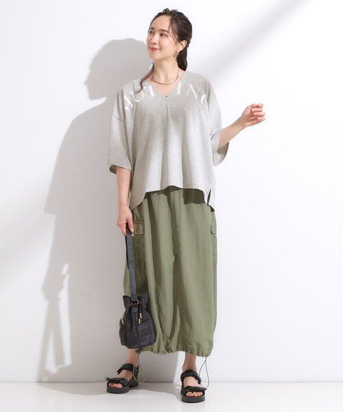 Cutie Blonde(キューティーブロンド)の「【洗える】Vネックですっきり見え ロゴトップス(Tシャツ/カットソー・レディース・ライトグレー/ネイビー/レッド系1・00)」の6枚目の写真