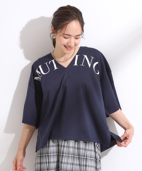 Cutie Blonde(キューティーブロンド)の「【洗える】Vネックですっきり見え ロゴトップス(Tシャツ/カットソー・レディース・ライトグレー/ネイビー/レッド系1・00)」の8枚目の写真