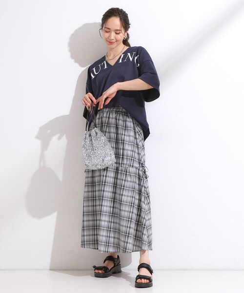 Cutie Blonde(キューティーブロンド)の「【洗える】Vネックですっきり見え ロゴトップス(Tシャツ/カットソー・レディース・ライトグレー/ネイビー/レッド系1・00)」の10枚目の写真