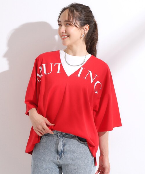 Cutie Blonde(キューティーブロンド)の「【洗える】Vネックですっきり見え ロゴトップス(Tシャツ/カットソー・レディース・ライトグレー/ネイビー/レッド系1・00)」の12枚目の写真