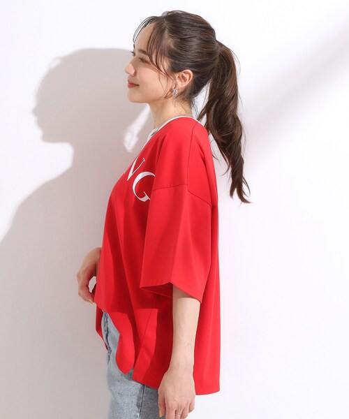 Cutie Blonde(キューティーブロンド)の「【洗える】Vネックですっきり見え ロゴトップス(Tシャツ/カットソー・レディース・ライトグレー/ネイビー/レッド系1・00)」の13枚目の写真