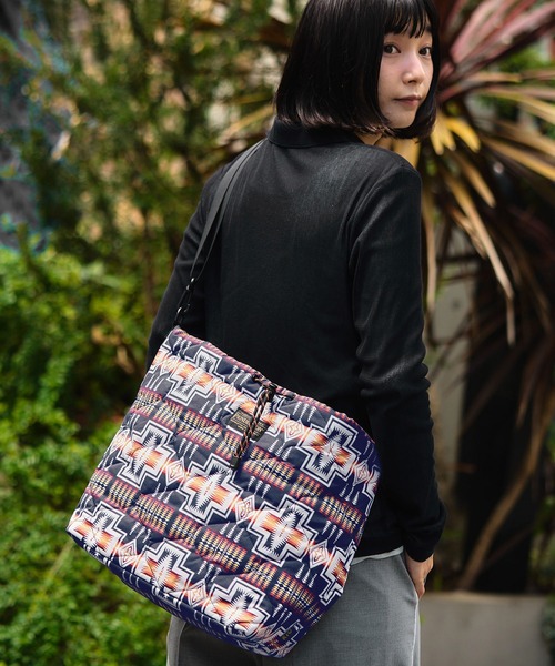 KiU(キウ)の「【PENDLETON × KiU LIMITED ITEM】ペンドルトン パデッドドロストトートバッグ(トートバッグ・レディース・ネイビー/カーキ・FREE)」の2枚目の写真