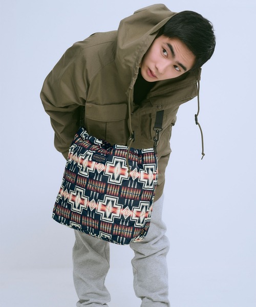 KiU(キウ)の「【PENDLETON × KiU LIMITED ITEM】ペンドルトン パデッドドロストトートバッグ(トートバッグ・レディース・ネイビー/カーキ・FREE)」の4枚目の写真