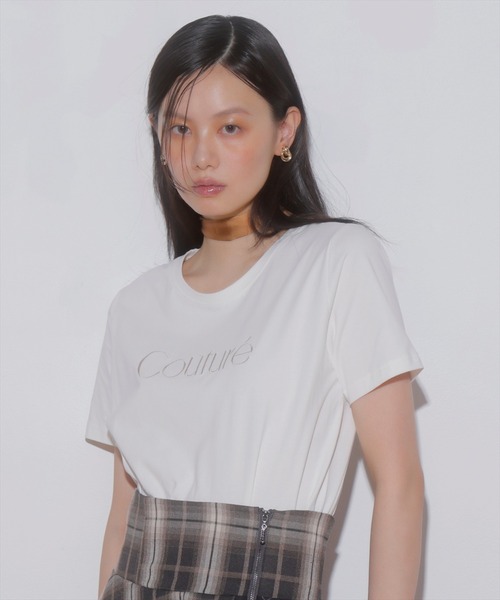 AND COUTURE(アンドクチュール)の「COUTURE 刺繍Tシャツ(Tシャツ/カットソー・レディース・オフホワイト/ブラック・FREE)」の2枚目の写真