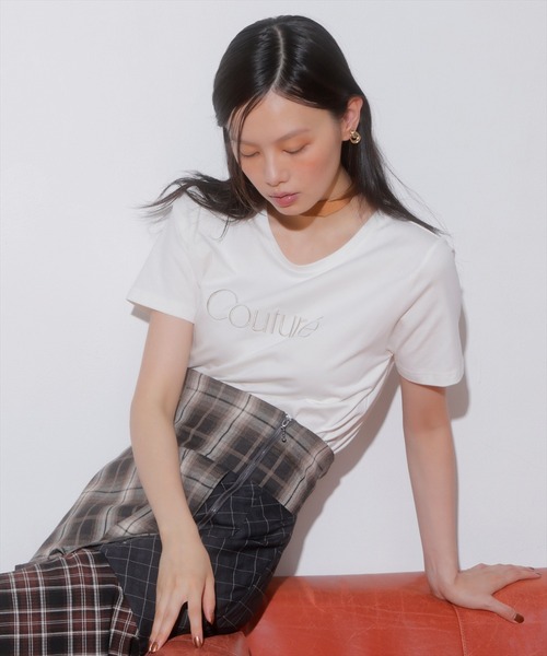 AND COUTURE(アンドクチュール)の「COUTURE 刺繍Tシャツ(Tシャツ/カットソー・レディース・オフホワイト/ブラック・FREE)」の5枚目の写真