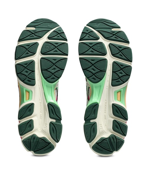 ASICS(アシックス)の「GEL-CUMULUS 16 / ゲルキュムラス 16(スニーカー・メンズ・ホワイト×グリーン・24/25/26/27/28/29/28.5/25.5/26.5/27.5/24.5/23.5/23)」の3枚目の写真