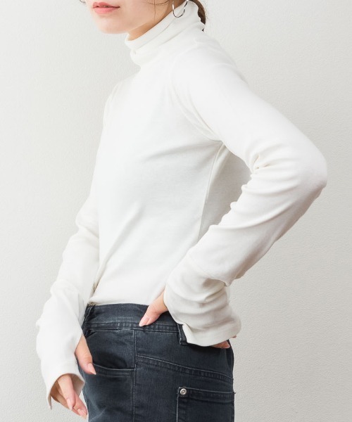 RCD（アールシーディー）の「ハイネック指穴カットソー（Tシャツ/カットソー・レディース・カーキ/グレイッシュベージュ/ブラック/チャコールグレー/オフホワイト・L/M/4L/3L/LL）」の6枚目の写真