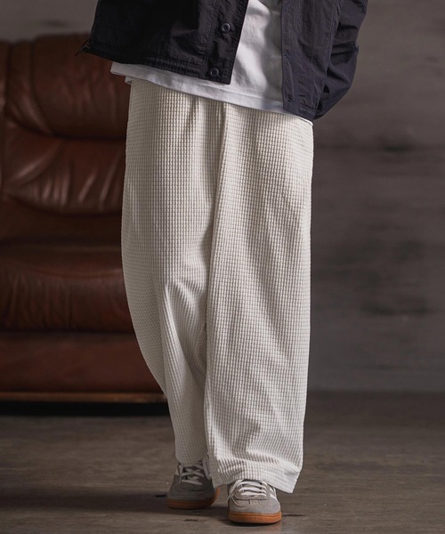CAMBIO(カンビオ)の「mp14133- Waffle Corduroy Wide Straight Pants ワイドストレートパンツ(A55625cmb)(その他パンツ・メンズ・ブラック/ベージュ/チャコール/ホワイト系その他・S/M/L)」の2枚目の写真