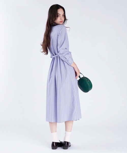 To b. by agnes b.（トゥービーバイアニエスベー）の「ストライプ コットン シャツワンピース（シャツワンピース・レディース・ブルー・40/38/36）」の4枚目の写真