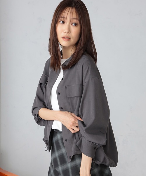 GALLORIA(ギャローリア)の「裾ドロストシャツ(シャツ/ブラウス・レディース・チャコールグレー/ブラウン・M/S/LL/L)」の2枚目の写真