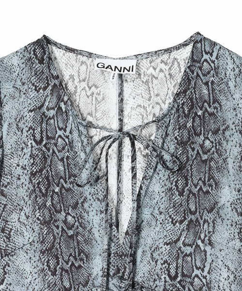 GANNI(ガニー)の「GANNI Printed Satin Ruched Midi Dress w0004(ワンピース・レディース・ブルー・34)」の3枚目の写真