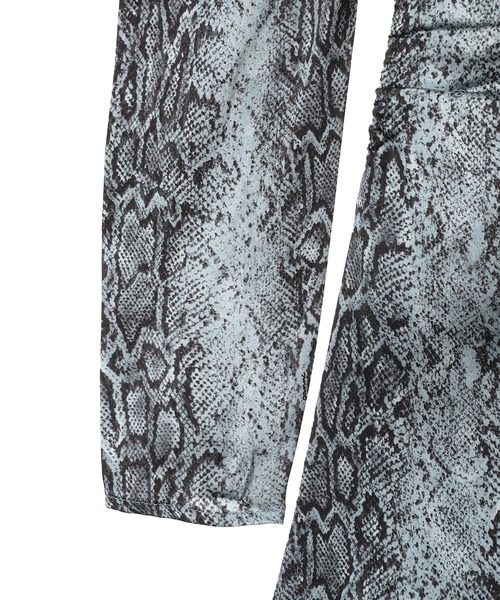 GANNI(ガニー)の「GANNI Printed Satin Ruched Midi Dress w0004(ワンピース・レディース・ブルー・34)」の4枚目の写真