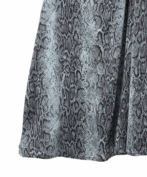 GANNI(ガニー)の「GANNI Printed Satin Ruched Midi Dress w0004(ワンピース・レディース・ブルー・34)」の5枚目の写真