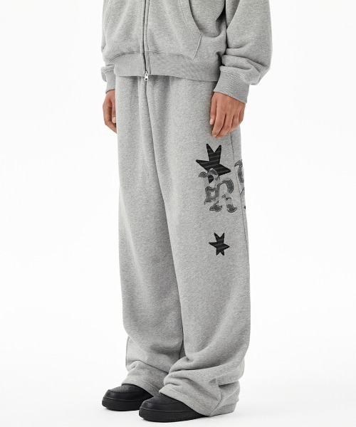 MAHAGRID(マハグリッド)の「『mahagrid/マハグリッド』 PRAY APPLIQUE SWEAT PANT/アップリケデザインスウェットパンツ(スウェットパンツ・レディース・チャコールグレー/ブラック/グレー・M)」の3枚目の写真
