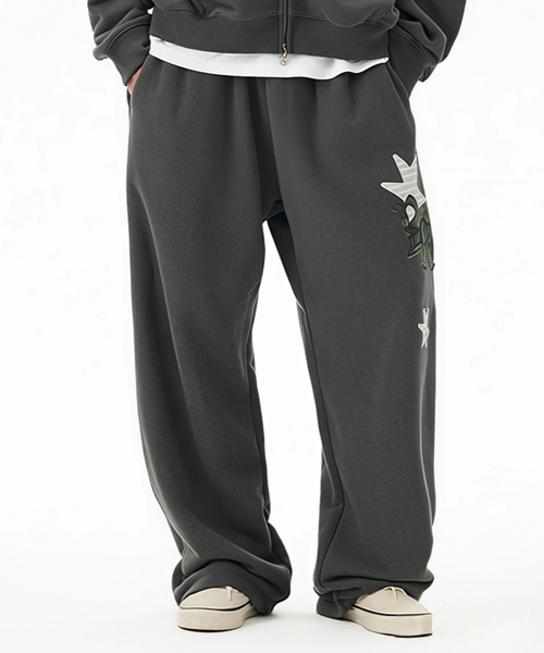 MAHAGRID(マハグリッド)の「『mahagrid/マハグリッド』 PRAY APPLIQUE SWEAT PANT/アップリケデザインスウェットパンツ(スウェットパンツ・レディース・チャコールグレー/ブラック/グレー・M)」の1枚目の写真