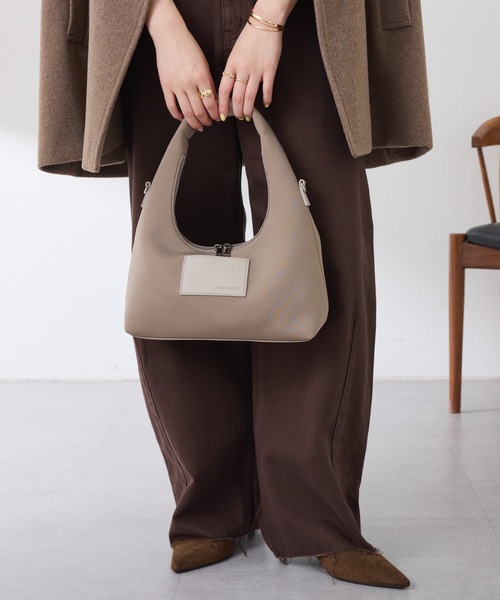 PAPILLONNER(パピヨネ)の「チャームウェットショルダー(ショルダーバッグ・レディース・グレイッシュベージュ/チャコールグレー・FREE)」の5枚目の写真