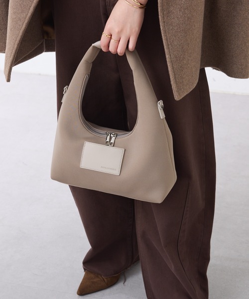 PAPILLONNER(パピヨネ)の「チャームウェットショルダー(ショルダーバッグ・レディース・グレイッシュベージュ/チャコールグレー・FREE)」の6枚目の写真