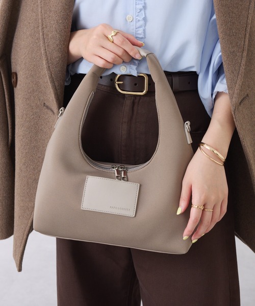 PAPILLONNER(パピヨネ)の「チャームウェットショルダー(ショルダーバッグ・レディース・グレイッシュベージュ/チャコールグレー・FREE)」の7枚目の写真