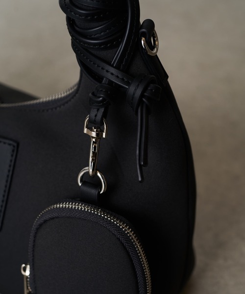 PAPILLONNER(パピヨネ)の「チャームウェットショルダー(ショルダーバッグ・レディース・グレイッシュベージュ/チャコールグレー・FREE)」の10枚目の写真