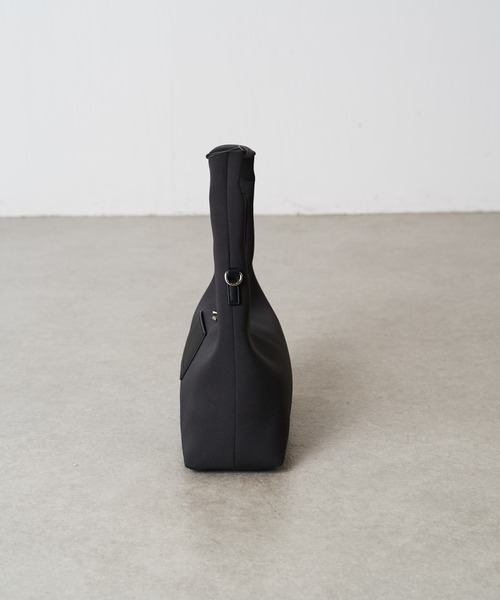 PAPILLONNER(パピヨネ)の「チャームウェットショルダー(ショルダーバッグ・レディース・グレイッシュベージュ/チャコールグレー・FREE)」の12枚目の写真