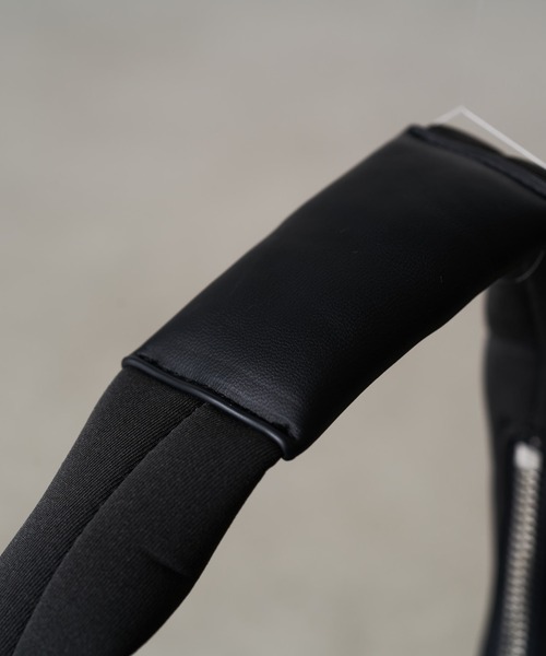 PAPILLONNER(パピヨネ)の「チャームウェットショルダー(ショルダーバッグ・レディース・グレイッシュベージュ/チャコールグレー・FREE)」の14枚目の写真