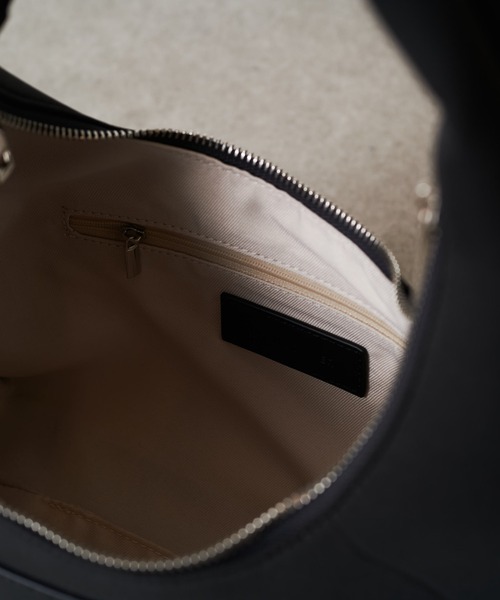 PAPILLONNER(パピヨネ)の「チャームウェットショルダー(ショルダーバッグ・レディース・グレイッシュベージュ/チャコールグレー・FREE)」の17枚目の写真