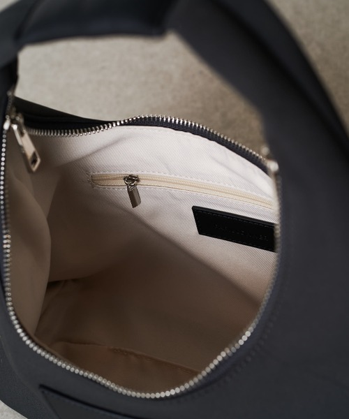 PAPILLONNER(パピヨネ)の「チャームウェットショルダー(ショルダーバッグ・レディース・グレイッシュベージュ/チャコールグレー・FREE)」の18枚目の写真