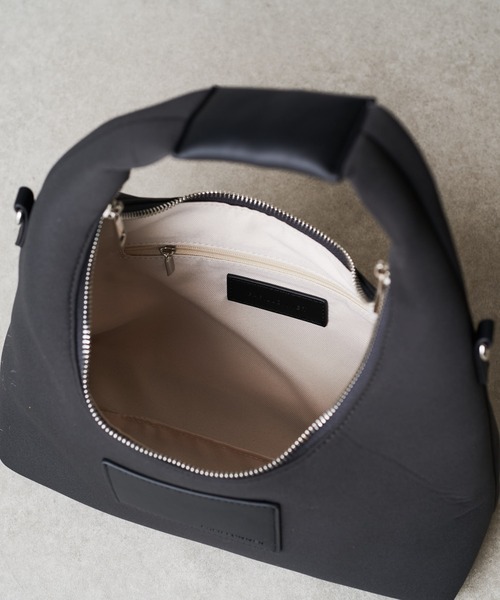 PAPILLONNER(パピヨネ)の「チャームウェットショルダー(ショルダーバッグ・レディース・グレイッシュベージュ/チャコールグレー・FREE)」の19枚目の写真